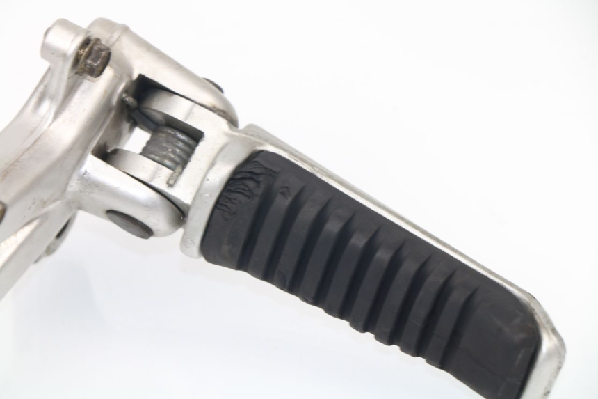 photo de SUPORTE DO DESCANSO DE PÉ DIANTEIRO ESQUERDO DUCATI ST2 944 (1997 - 2003) - Detalhe da peça
