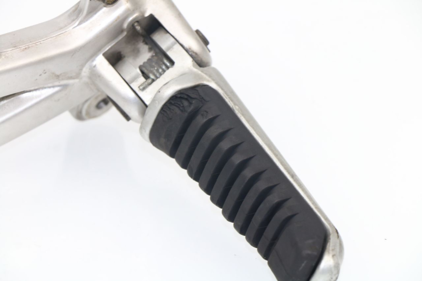 photo de SUPORTE DO DESCANSO DE PÉ DIANTEIRO ESQUERDO DUCATI ST2 944 (1997 - 2003) - Vista geral