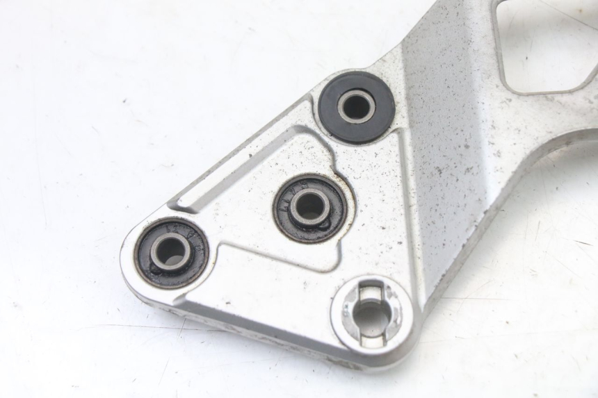 photo de SUPORTE DO DESCANSO DE PÉ DIANTEIRO ESQUERDO SUZUKI GSX F GSXF 650 (2007 - 2015) - Detalhe da peça