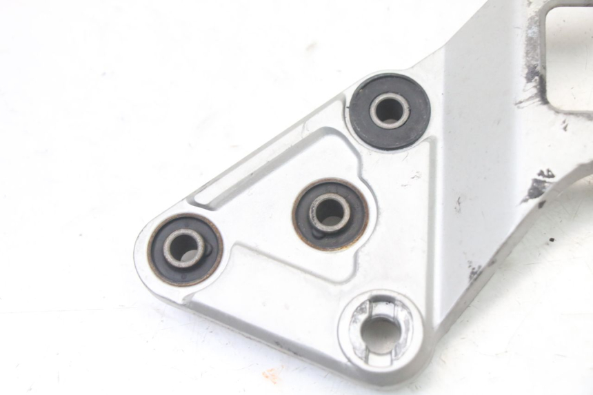 photo de SUPORTE DO DESCANSO DE PÉ DIANTEIRO ESQUERDO SUZUKI GSX F GSXF 650 (2007 - 2015) - Detalhe da peça