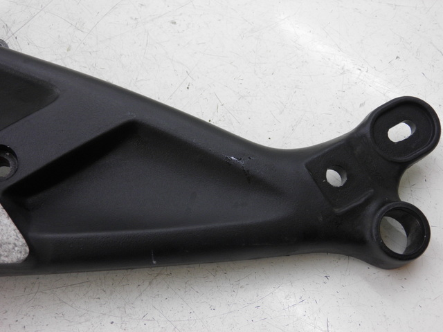 photo de SUPORTE DO DESCANSO DE PÉ DIANTEIRO ESQUERDO TRIUMPH TROPHY 1200 (1996 - 2003) - Outro ângulo de visão