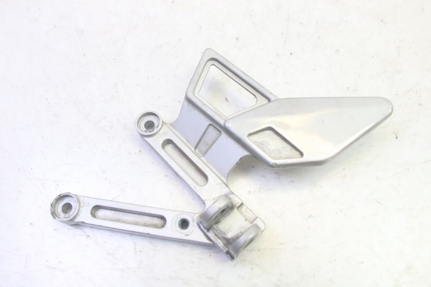 photo de SUPORTE DO DESCANSO DE PÉ DIANTEIRO ESQUERDO YAMAHA TZR 50 (2008 - 2016) - Vista principal