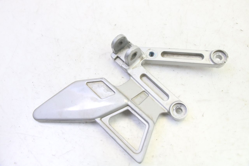 photo de SUPORTE DO DESCANSO DE PÉ DIANTEIRO ESQUERDO YAMAHA TZR 50 (2008 - 2016) - Detalhe da peça