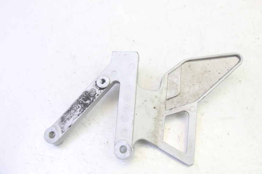 photo de SUPORTE DO DESCANSO DE PÉ DIANTEIRO ESQUERDO YAMAHA TZR 50 (2008 - 2016) - Outro ângulo de visão