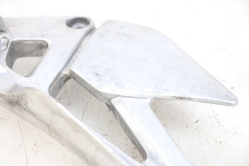 photo de SUPORTE DO DESCANSO DE PÉ DIANTEIRO ESQUERDO YAMAHA XJN DIVERSION 600 (2000 - 2003) - Detalhe da peça