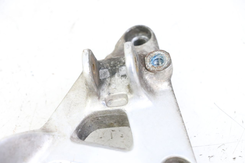photo de SUPORTE DO DESCANSO DE PÉ DIANTEIRO ESQUERDO YAMAHA XJN DIVERSION 600 (2000 - 2003) - Peça verificada