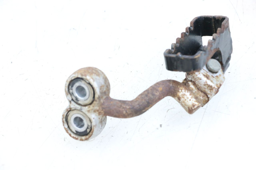photo de SUPORTE DO DESCANSO DE PÉ DIANTEIRO ESQUERDO HYOSUNG XRX 125 (2000 - 2008) - Outro ângulo de visão