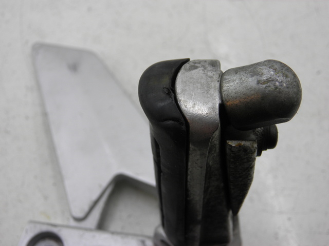 photo de SUPORTE DO DESCANSO DE PÉ DIANTEIRO ESQUERDO YAMAHA FJR 1300 (2004 - 2005) - Outro ângulo de visão