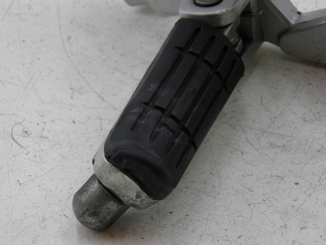 photo de SUPORTE DO DESCANSO DE PÉ DIANTEIRO ESQUERDO YAMAHA FJR 1300 (2004 - 2005) - Ampliação técnica