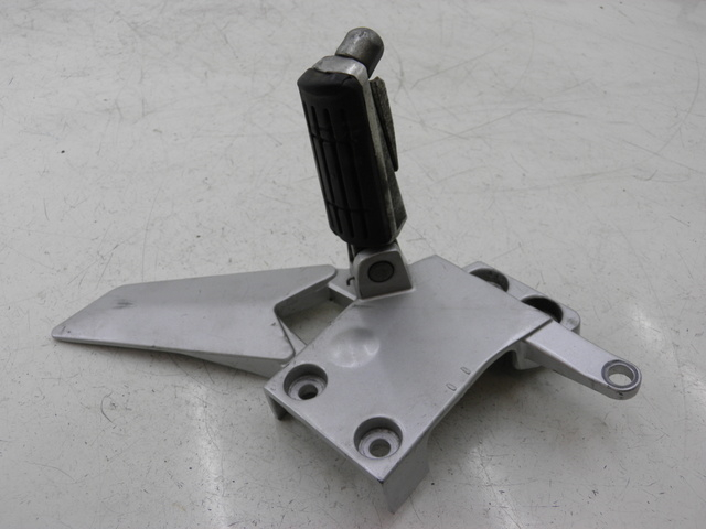 photo de SUPORTE DO DESCANSO DE PÉ DIANTEIRO ESQUERDO YAMAHA FJR 1300 (2004 - 2005) - Vista geral