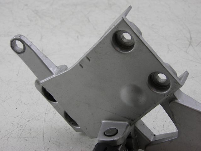 photo de SUPORTE DO DESCANSO DE PÉ DIANTEIRO ESQUERDO YAMAHA FJR 1300 (2004 - 2005) - Pontos de fixação