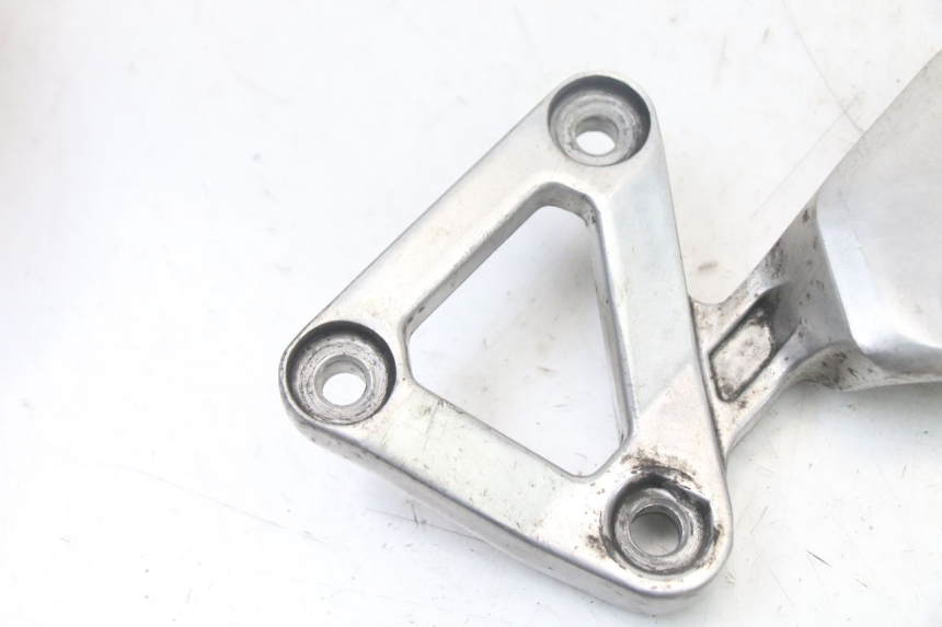 photo de SUPORTE DO DESCANSO DE PÉ DIANTEIRO ESQUERDO YAMAHA FZS FAZER 600 (2001 - 2003) - Detalhe da peça