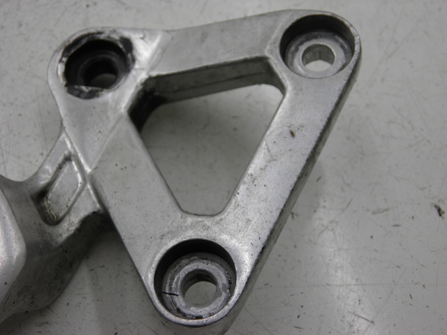 photo de SUPORTE DO DESCANSO DE PÉ DIANTEIRO ESQUERDO YAMAHA FZS FAZER 600 (1998 - 2001) - Detalhe da peça