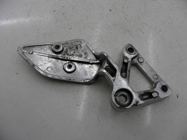 photo de SUPORTE DO DESCANSO DE PÉ DIANTEIRO ESQUERDO YAMAHA FZS FAZER 600 (1998 - 2001) - Outro ângulo de visão
