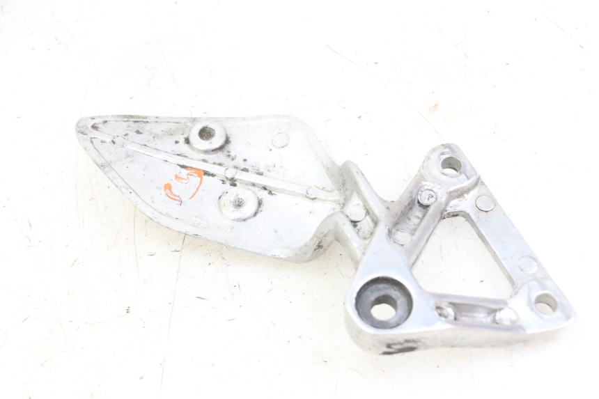 photo de SUPORTE DO DESCANSO DE PÉ DIANTEIRO ESQUERDO YAMAHA FZS FAZER 600 (2001 - 2003) - Ampliação técnica