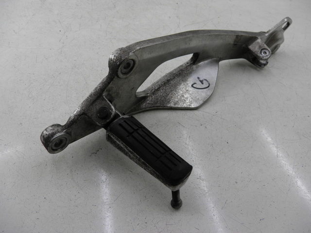 photo de SUPORTE DO DESCANSO DE PÉ DIANTEIRO ESQUERDO YAMAHA TDM 900 (2004 - 2006) - Vista principal