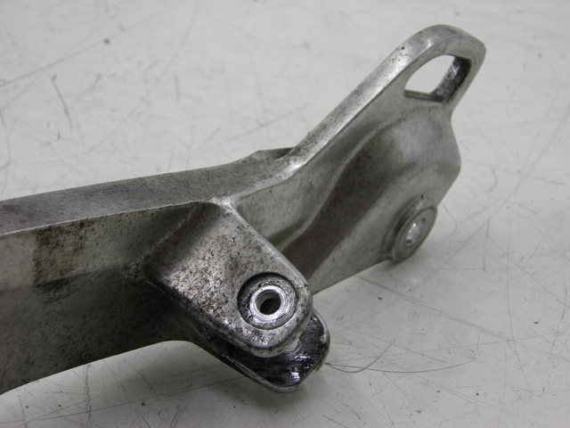 photo de SUPORTE DO DESCANSO DE PÉ DIANTEIRO ESQUERDO YAMAHA TDM 900 (2004 - 2006) - Detalhe da peça