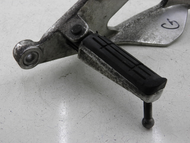 photo de SUPORTE DO DESCANSO DE PÉ DIANTEIRO ESQUERDO YAMAHA TDM 900 (2004 - 2006) - Vista geral