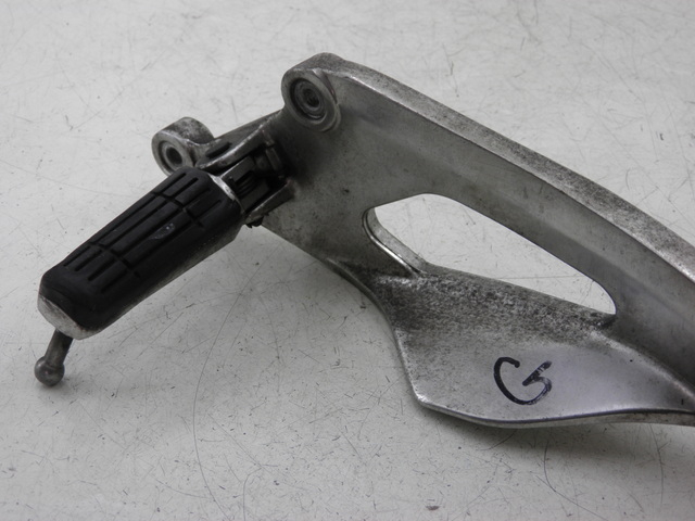 photo de SUPORTE DO DESCANSO DE PÉ DIANTEIRO ESQUERDO YAMAHA TDM 900 (2004 - 2006) - Pontos de fixação
