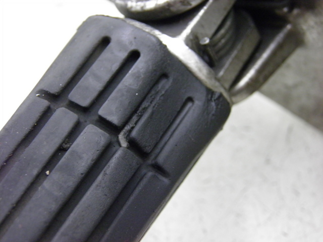 photo de SUPORTE DO DESCANSO DE PÉ DIANTEIRO ESQUERDO YAMAHA TDM 900 (2004 - 2006) - Estado da superfície