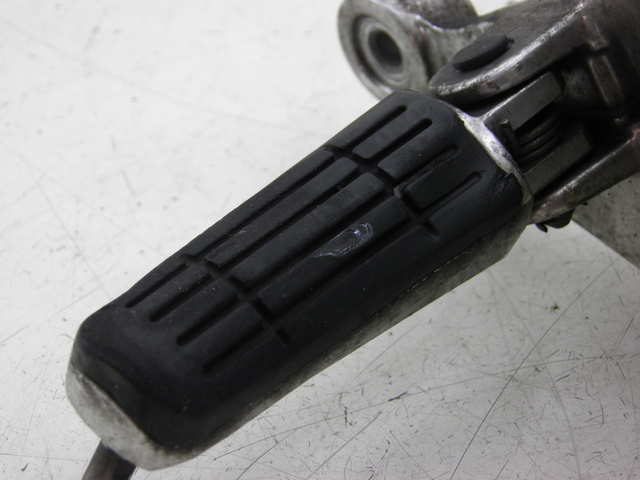 photo de SUPORTE DO DESCANSO DE PÉ DIANTEIRO ESQUERDO YAMAHA TDM 900 (2004 - 2006) - Peça verificada
