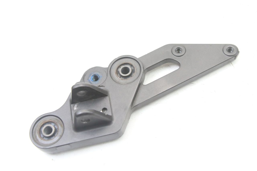photo de SUPORTE DO DESCANSO DE PÉ DIANTEIRO ESQUERDO YAMAHA TRACER 7 700 (2020 - 2024) - Detalhe da peça