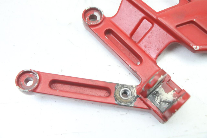 photo de SUPORTE DO DESCANSO DE PÉ DIANTEIRO ESQUERDO YAMAHA TZR 50 (2008 - 2016) - Detalhe da peça