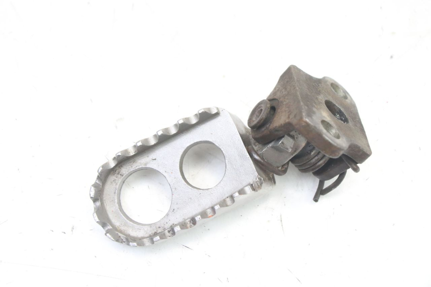 photo de SUPORTE DO DESCANSO DE PÉ DIANTEIRO ESQUERDO YAMAHA YZ 125 (2006 - 2016) - Vista principal