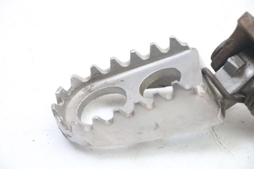 photo de SUPORTE DO DESCANSO DE PÉ DIANTEIRO ESQUERDO YAMAHA YZ 125 (2006 - 2016) - Detalhe da peça