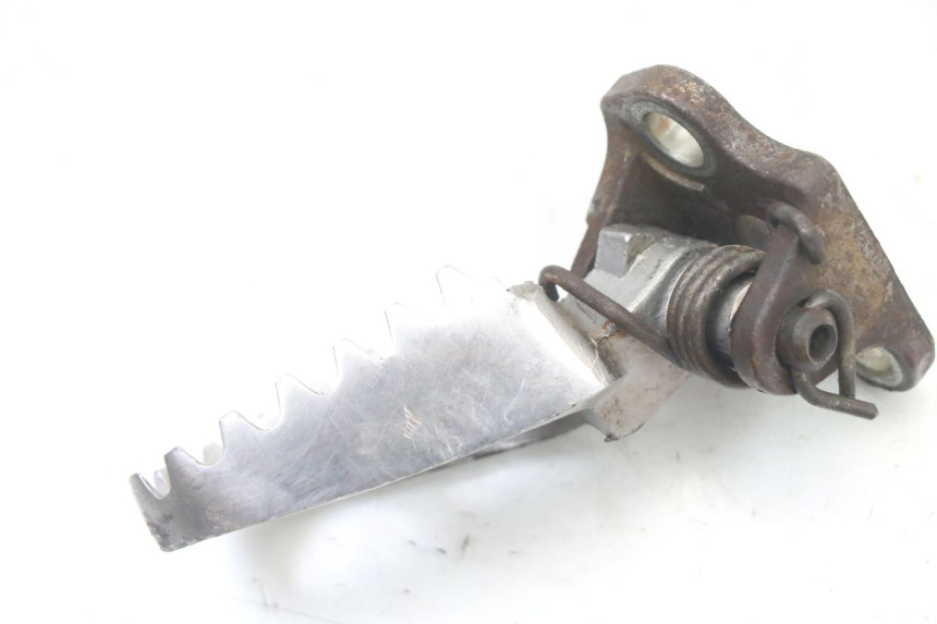 photo de SUPORTE DO DESCANSO DE PÉ DIANTEIRO ESQUERDO YAMAHA YZ 125 (2006 - 2016) - Zoom do estado de desgaste