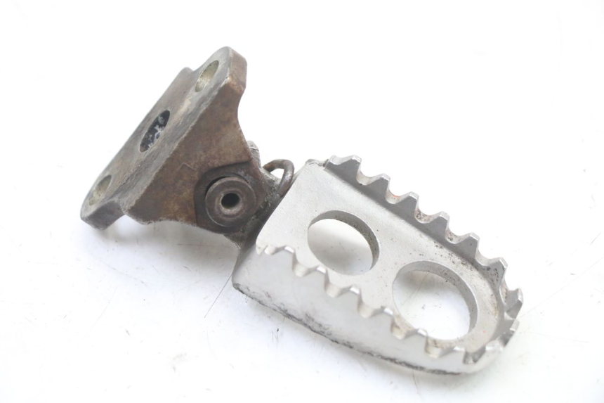 photo de SUPORTE DO DESCANSO DE PÉ DIANTEIRO ESQUERDO YAMAHA YZ 125 (2006 - 2016) - Ampliação técnica