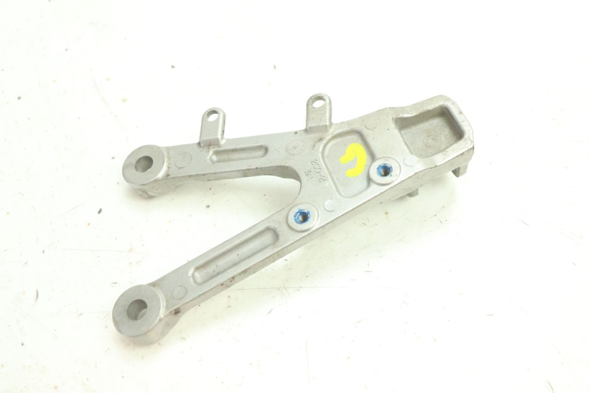 photo de PLACA DO DESCANSO DE PÉ DIANTEIRO ESQUERDO YAMAHA YZF R6 600 (2008 - 2009) - Outro ângulo de visão