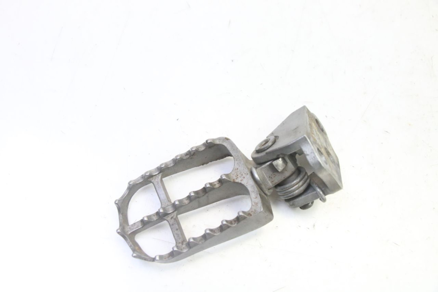 photo de SUPORTE DO DESCANSO DE PÉ DIANTEIRO ESQUERDO YAMAHA YZF YZ-F 450 (2014 - 2016) - Detalhe da peça