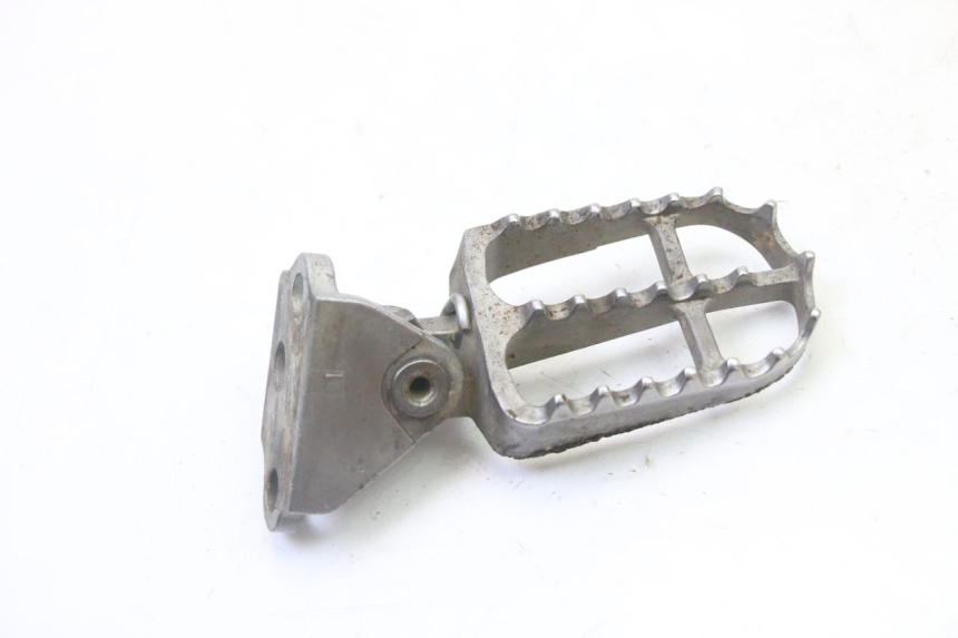 photo de SUPORTE DO DESCANSO DE PÉ DIANTEIRO ESQUERDO YAMAHA YZF YZ-F 450 (2014 - 2016) - Outro ângulo de visão