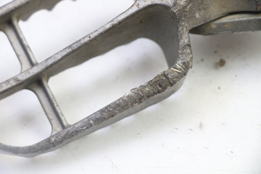 photo de SUPORTE DO DESCANSO DE PÉ DIANTEIRO ESQUERDO YAMAHA YZF YZ-F 450 (2014 - 2016) - Vista geral