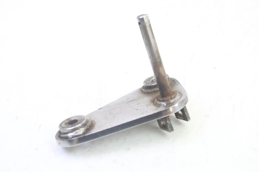 photo de SUPORTE DO DESCANSO DE PÉ DIANTEIRO ESQUERDO KYMCO ZING 125 (1997 - 2003) - Ampliação técnica