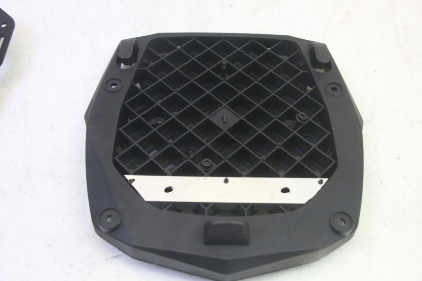 photo de BASE PARA BAÚL TOP CASE PIAGGIO MP3 HPE 350 (2018 - 2020) - Outro ângulo de visão