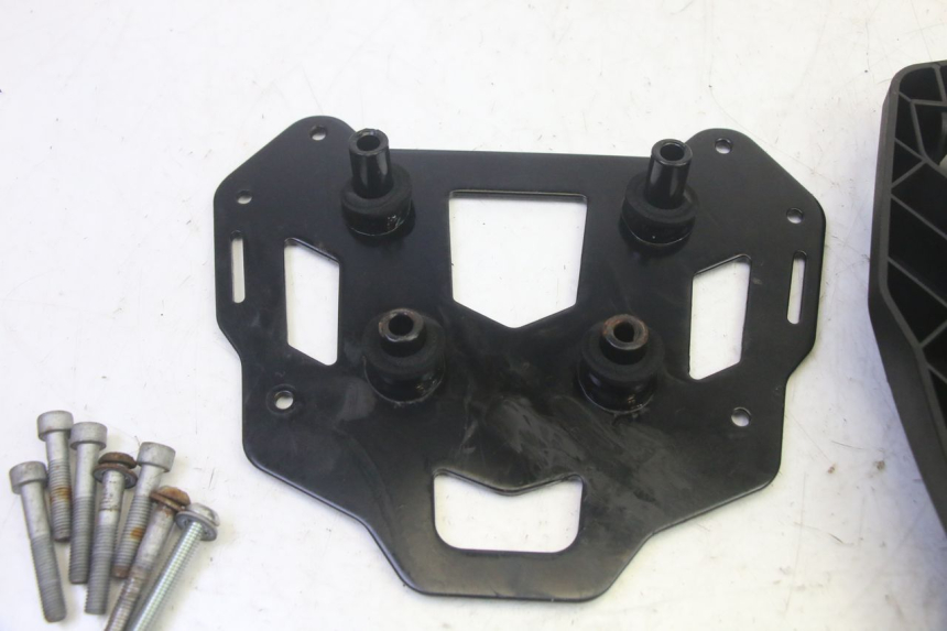 photo de BASE PARA BAÚL TOP CASE PIAGGIO MP3 HPE 350 (2018 - 2020) - Pontos de fixação