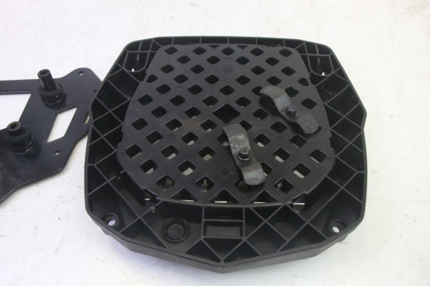 photo de BASE PARA BAÚL TOP CASE PIAGGIO MP3 HPE 350 (2018 - 2020) - Estado da superfície