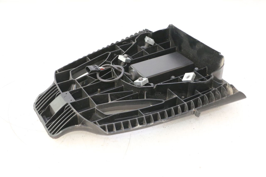 photo de PLACA TOP CASE PIAGGIO MP3 HPE 530 (2022 - 2026) - Zoom do estado de desgaste