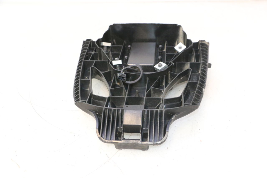 photo de PLACA TOP CASE PIAGGIO MP3 HPE 530 (2022 - 2026) - Outro ângulo de visão