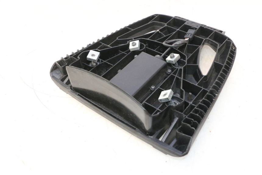 photo de PLACA TOP CASE PIAGGIO MP3 HPE 530 (2022 - 2026) - Estado da superfície