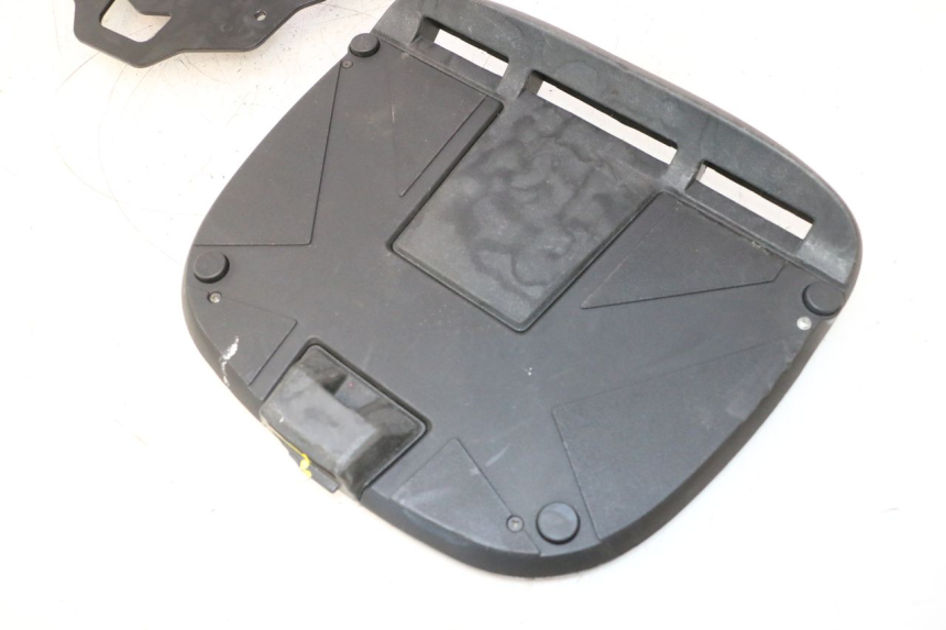 photo de PLACA DE TOP CASE PIAGGIO MP3 500 (2016 - 2018) - Zoom do estado de desgaste