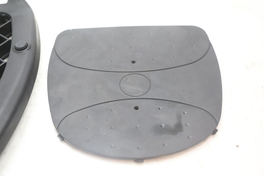 photo de PLACA DE TOP CASE PEUGEOT SATELIS 125 (2013 - 2018) - Zoom do estado de desgaste