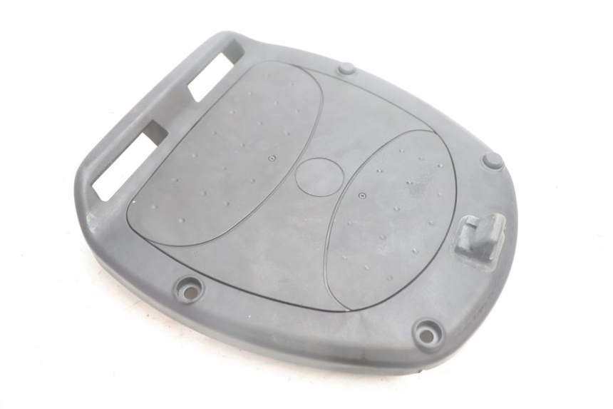 photo de PLACA DE TOP CASE PEUGEOT SATELIS 125 (2013 - 2018) - Outro ângulo de visão