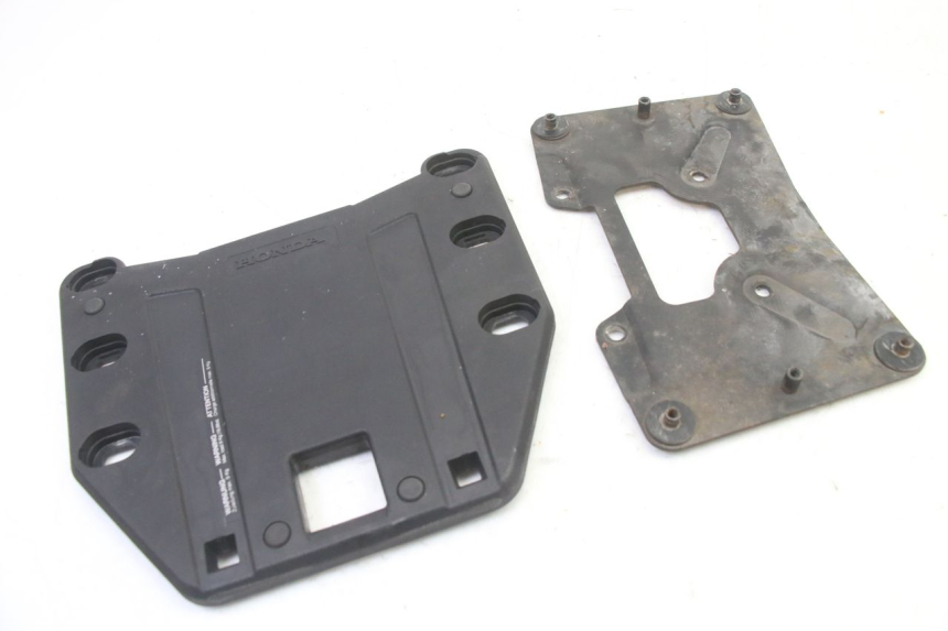 photo de PLACA PARA TOP CASE HONDA ST PAN EUROPEAN 1300 (2002 - 2013) - Detalhe da peça