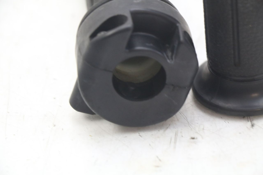 photo de MANETE DO ACELERADOR HONDA FES PANTHEON 2T 125 (1998 - 2002) - Zoom do estado de desgaste
