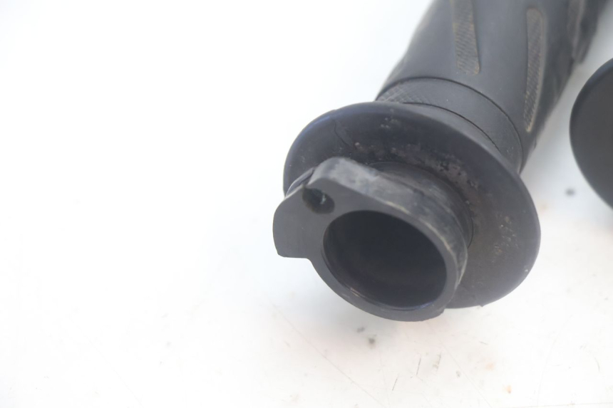 photo de MANETE DO ACELERADOR PEUGEOT KISBEE 4T 50 (2018 - 2022) - Zoom do estado de desgaste