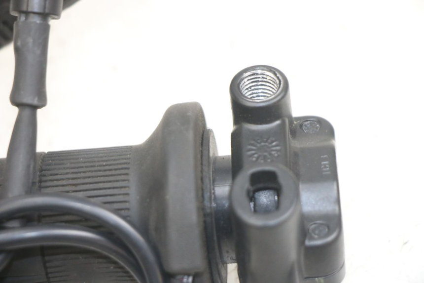 photo de MANETE DO ACELERADOR PIAGGIO MEDLEY 125 (2016 - 2023) - Zoom do estado de desgaste