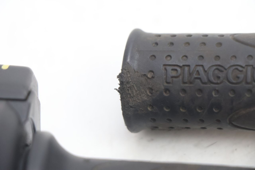 photo de Manete do acelerador PIAGGIO MP3 HPE 530 (2022 - 2026) - Zoom do estado de desgaste